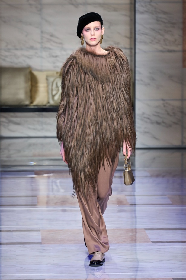 ألوان ترابية محايدة تزيّن تصاميم Giorgio Armani لموسم خريف وشتاء 2024