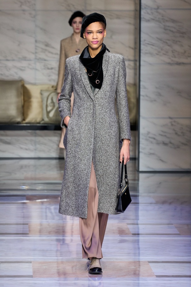 ألوان ترابية محايدة تزيّن تصاميم Giorgio Armani لموسم خريف وشتاء 2024