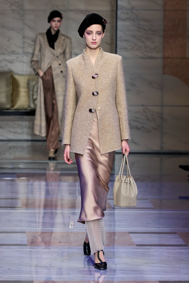 ألوان ترابية محايدة تزيّن تصاميم Giorgio Armani لموسم خريف وشتاء 2024