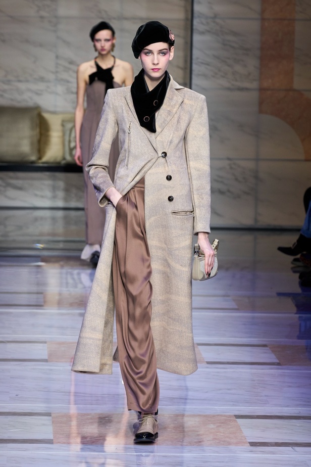 ألوان ترابية محايدة تزيّن تصاميم Giorgio Armani لموسم خريف وشتاء 2024