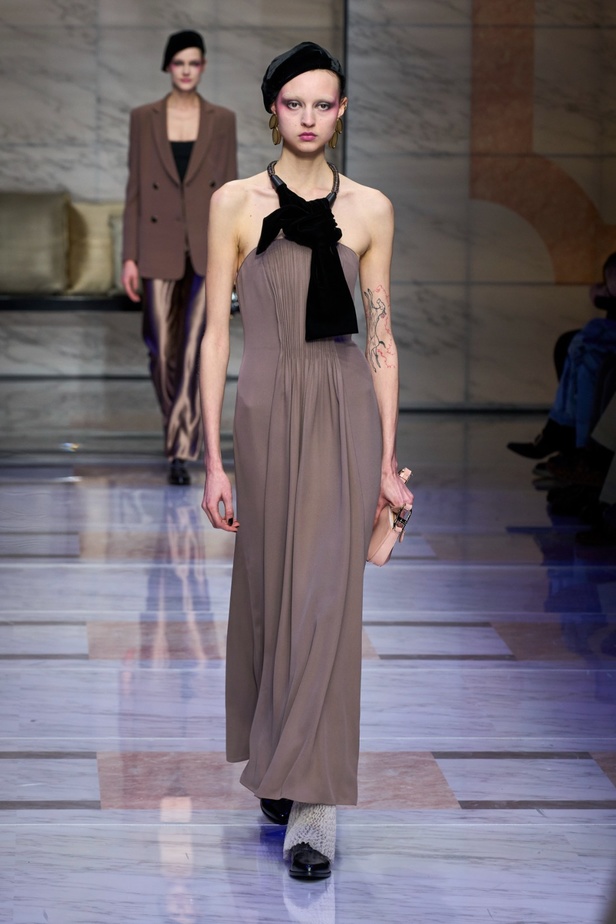 ألوان ترابية محايدة تزيّن تصاميم Giorgio Armani لموسم خريف وشتاء 2024