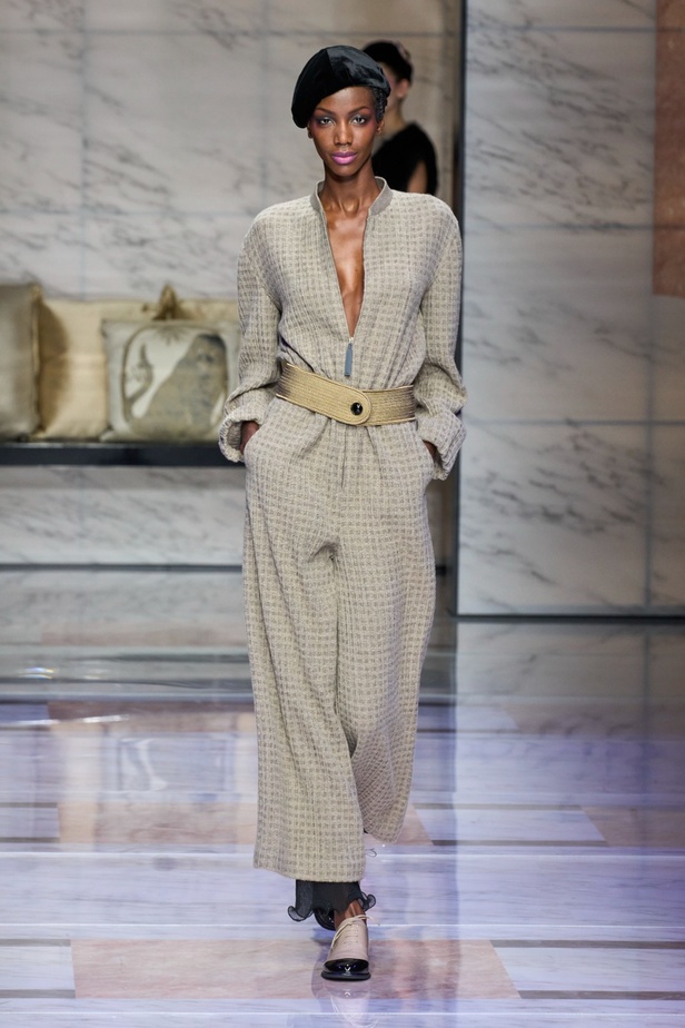 ألوان ترابية محايدة تزيّن تصاميم Giorgio Armani لموسم خريف وشتاء 2024