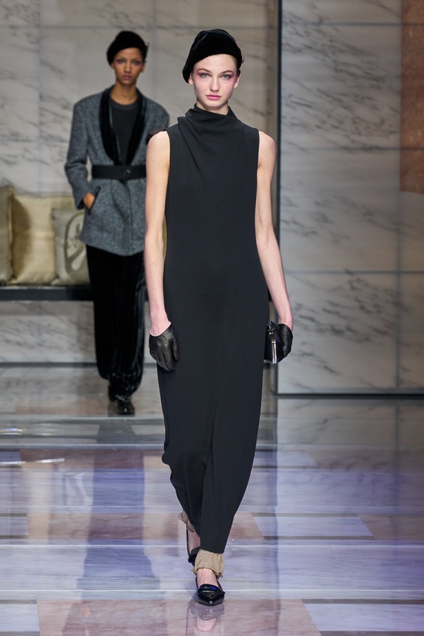 ألوان ترابية محايدة تزيّن تصاميم Giorgio Armani لموسم خريف وشتاء 2024