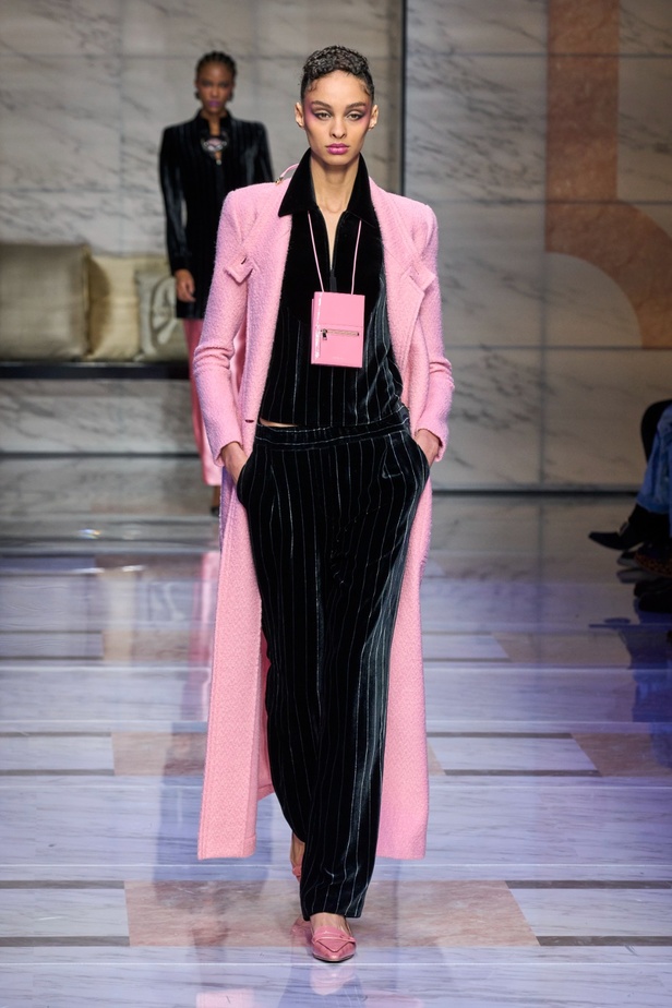 ألوان ترابية محايدة تزيّن تصاميم Giorgio Armani لموسم خريف وشتاء 2024