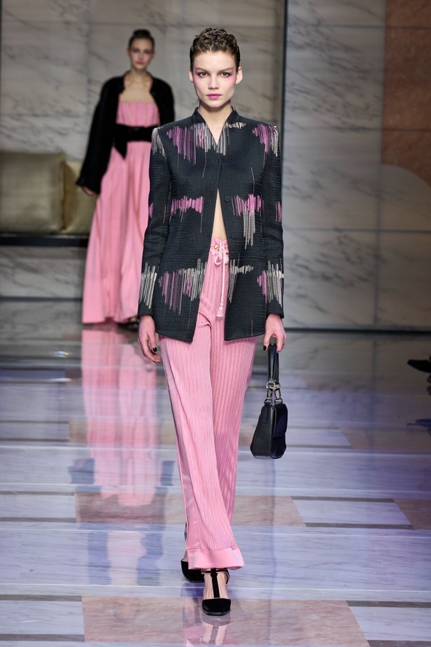 ألوان ترابية محايدة تزيّن تصاميم Giorgio Armani لموسم خريف وشتاء 2024