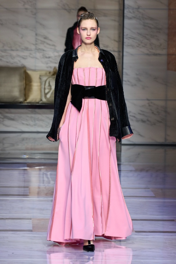 ألوان ترابية محايدة تزيّن تصاميم Giorgio Armani لموسم خريف وشتاء 2024