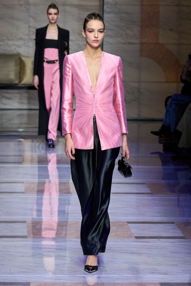 ألوان ترابية محايدة تزيّن تصاميم Giorgio Armani لموسم خريف وشتاء 2024