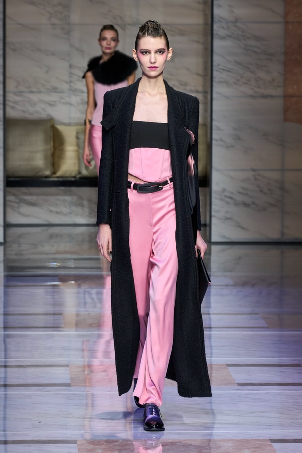 ألوان ترابية محايدة تزيّن تصاميم Giorgio Armani لموسم خريف وشتاء 2024