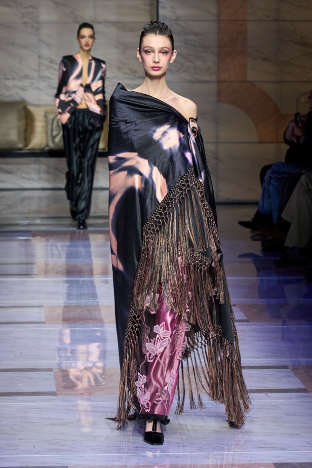 ألوان ترابية محايدة تزيّن تصاميم Giorgio Armani لموسم خريف وشتاء 2024