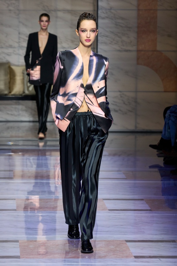 ألوان ترابية محايدة تزيّن تصاميم Giorgio Armani لموسم خريف وشتاء 2024