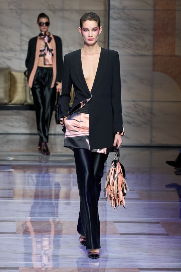 ألوان ترابية محايدة تزيّن تصاميم Giorgio Armani لموسم خريف وشتاء 2024