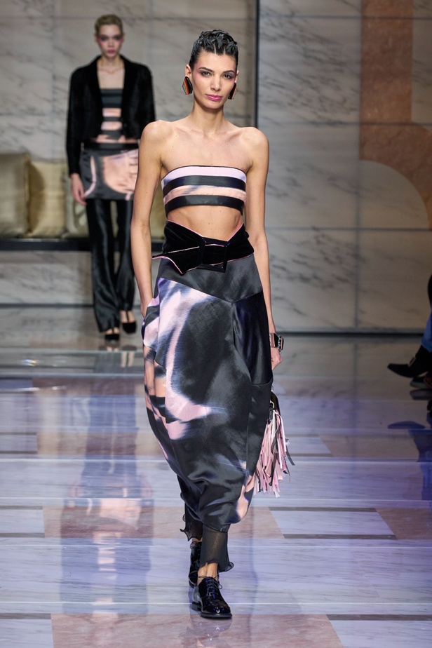 ألوان ترابية محايدة تزيّن تصاميم Giorgio Armani لموسم خريف وشتاء 2024