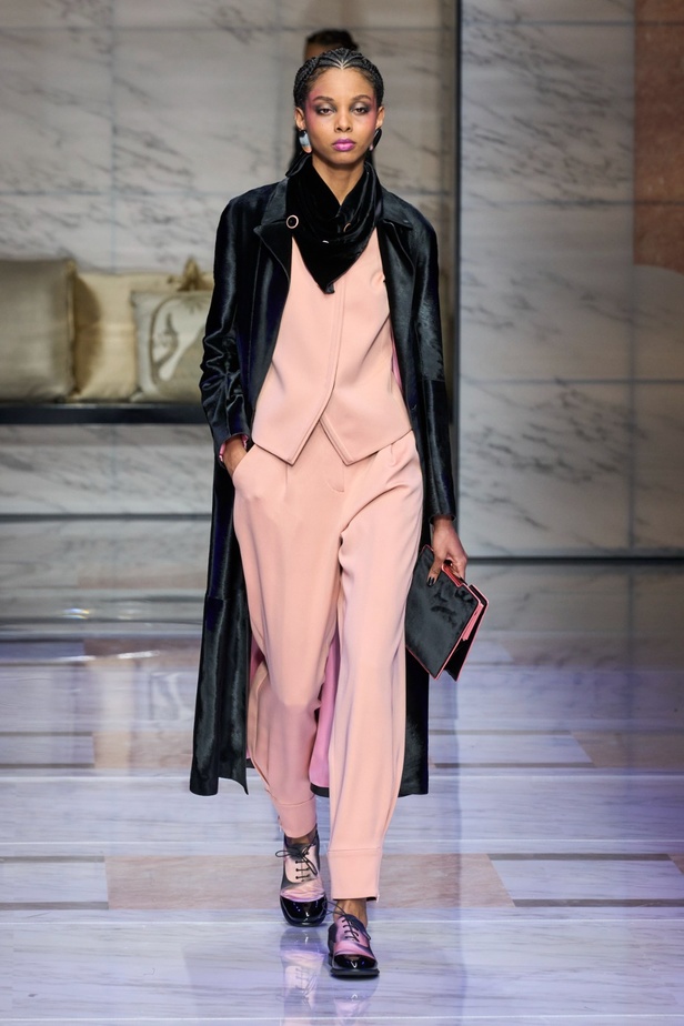 ألوان ترابية محايدة تزيّن تصاميم Giorgio Armani لموسم خريف وشتاء 2024