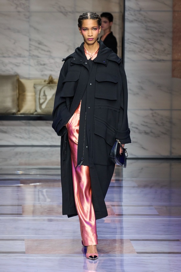 ألوان ترابية محايدة تزيّن تصاميم Giorgio Armani لموسم خريف وشتاء 2024