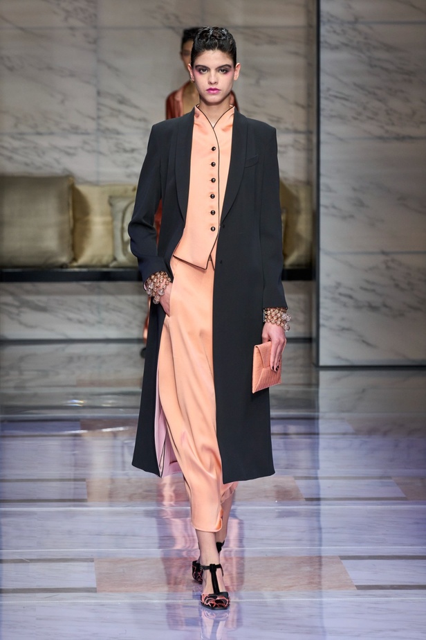ألوان ترابية محايدة تزيّن تصاميم Giorgio Armani لموسم خريف وشتاء 2024