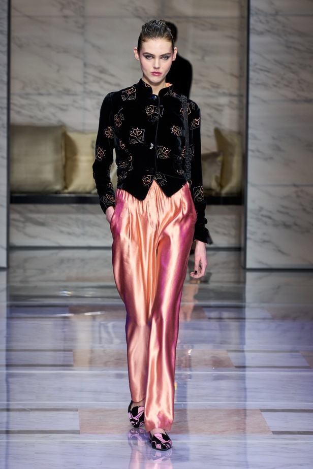 ألوان ترابية محايدة تزيّن تصاميم Giorgio Armani لموسم خريف وشتاء 2024