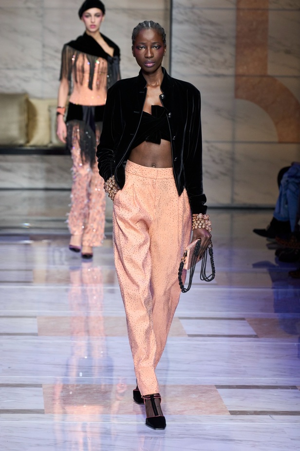 ألوان ترابية محايدة تزيّن تصاميم Giorgio Armani لموسم خريف وشتاء 2024