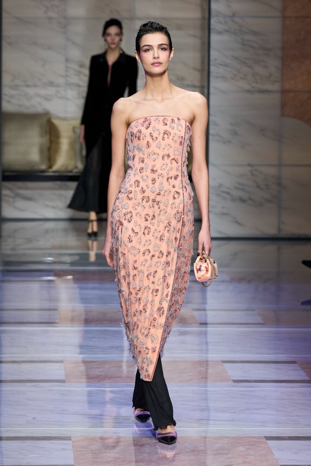 ألوان ترابية محايدة تزيّن تصاميم Giorgio Armani لموسم خريف وشتاء 2024
