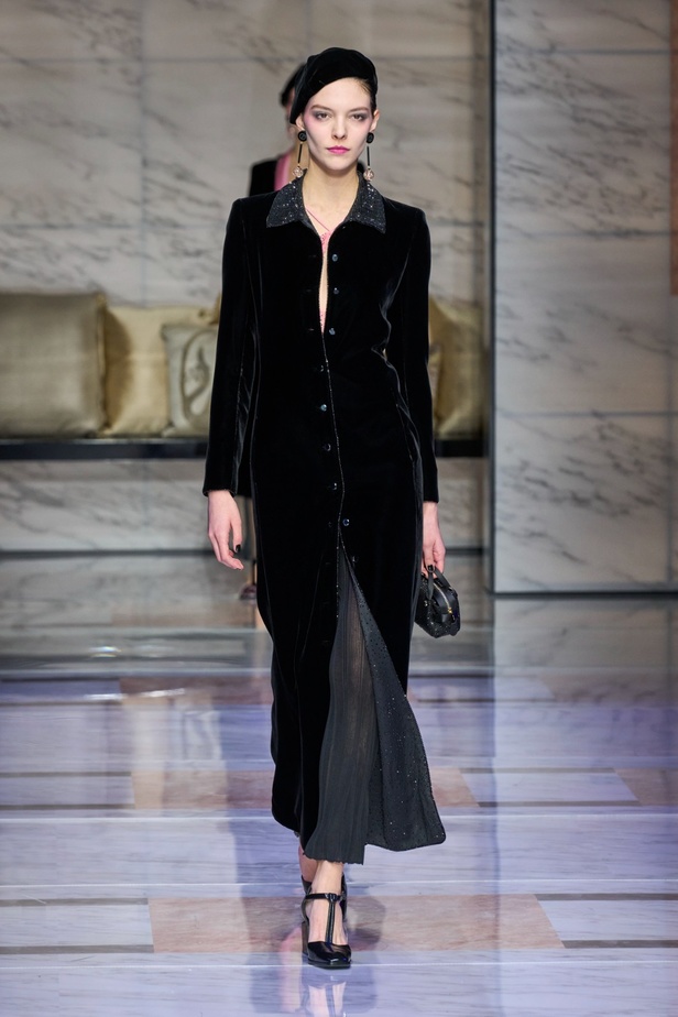 ألوان ترابية محايدة تزيّن تصاميم Giorgio Armani لموسم خريف وشتاء 2024