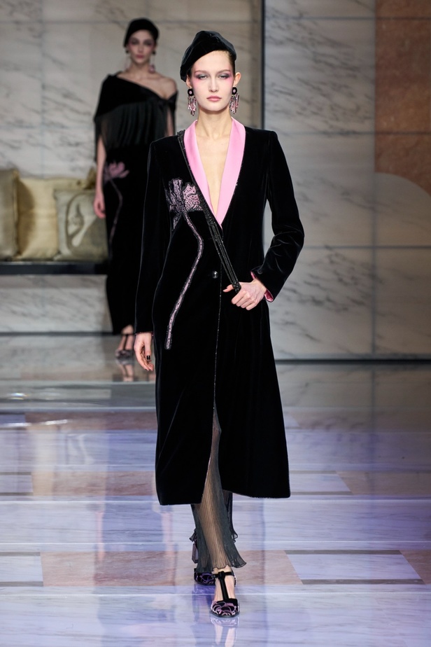 ألوان ترابية محايدة تزيّن تصاميم Giorgio Armani لموسم خريف وشتاء 2024
