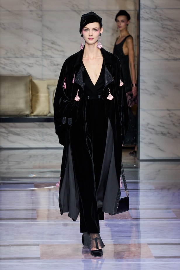 ألوان ترابية محايدة تزيّن تصاميم Giorgio Armani لموسم خريف وشتاء 2024