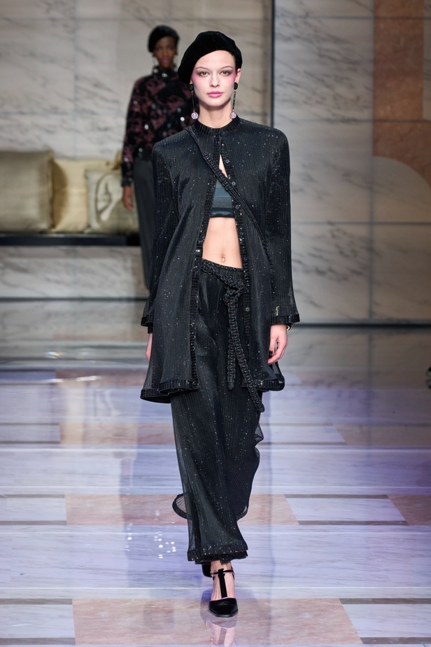 ألوان ترابية محايدة تزيّن تصاميم Giorgio Armani لموسم خريف وشتاء 2024