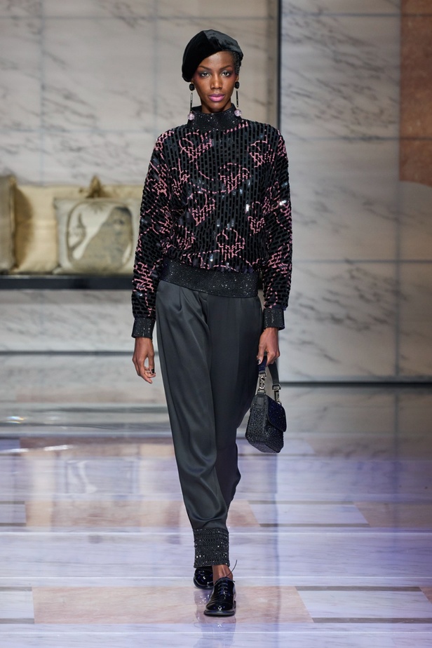 ألوان ترابية محايدة تزيّن تصاميم Giorgio Armani لموسم خريف وشتاء 2024