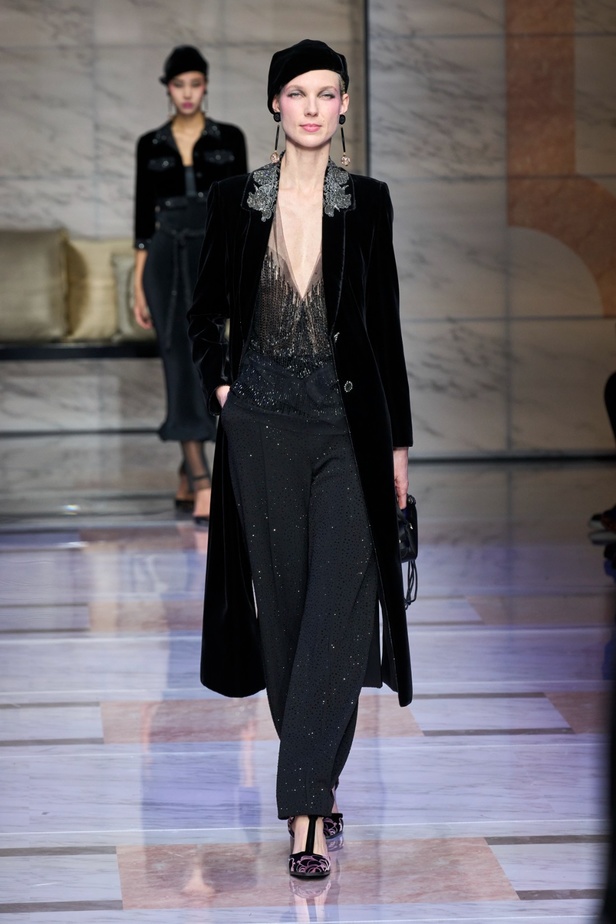 ألوان ترابية محايدة تزيّن تصاميم Giorgio Armani لموسم خريف وشتاء 2024