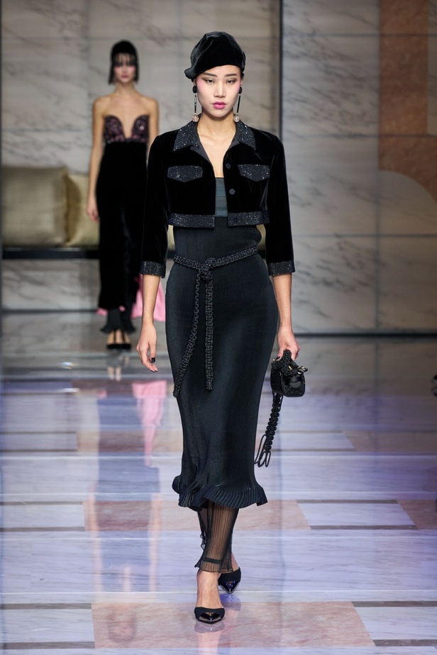 ألوان ترابية محايدة تزيّن تصاميم Giorgio Armani لموسم خريف وشتاء 2024