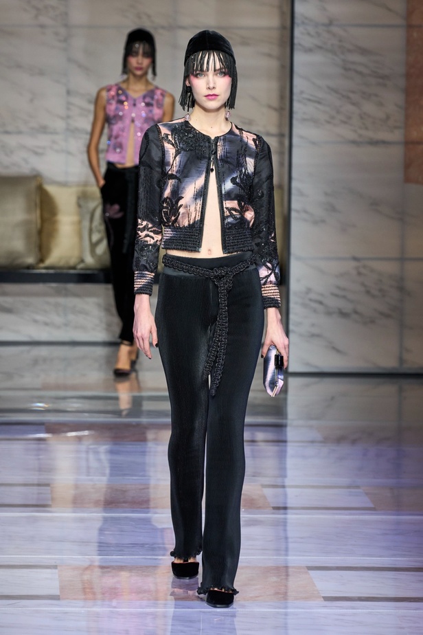 ألوان ترابية محايدة تزيّن تصاميم Giorgio Armani لموسم خريف وشتاء 2024