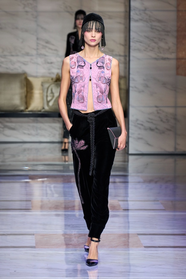 ألوان ترابية محايدة تزيّن تصاميم Giorgio Armani لموسم خريف وشتاء 2024