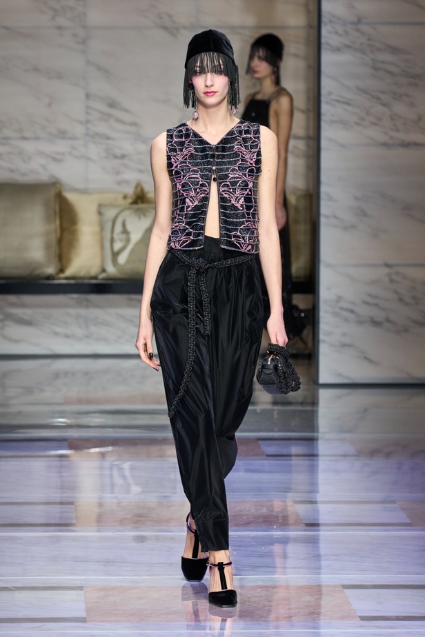 ألوان ترابية محايدة تزيّن تصاميم Giorgio Armani لموسم خريف وشتاء 2024