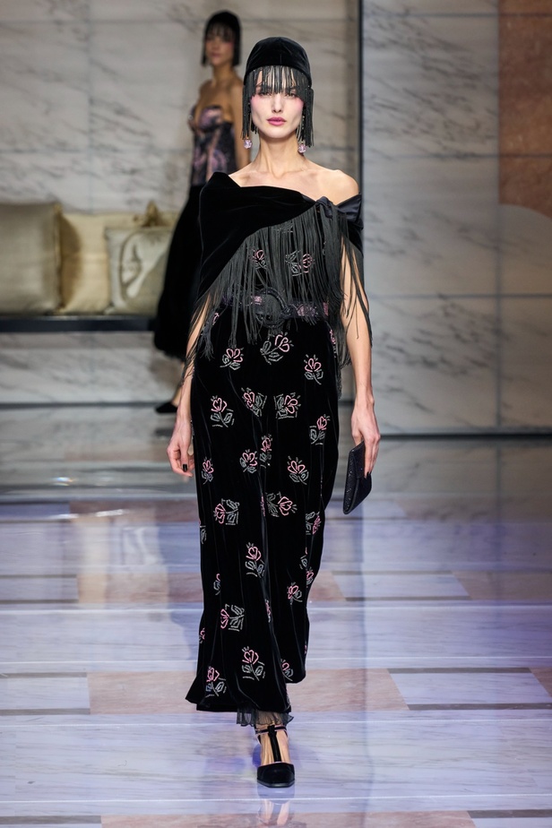 ألوان ترابية محايدة تزيّن تصاميم Giorgio Armani لموسم خريف وشتاء 2024