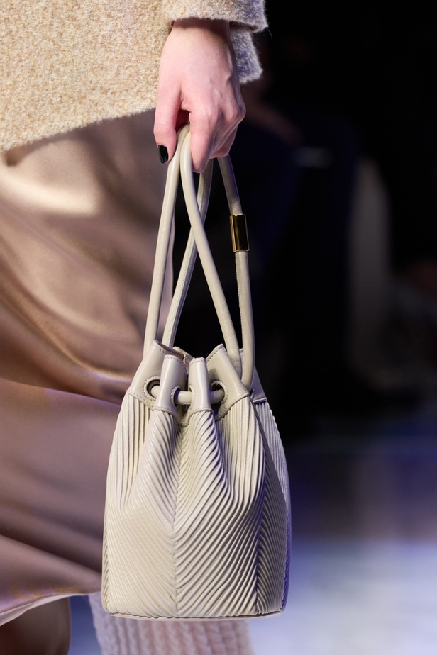 ألوان ترابية محايدة تزيّن تصاميم Giorgio Armani لموسم خريف وشتاء 2024