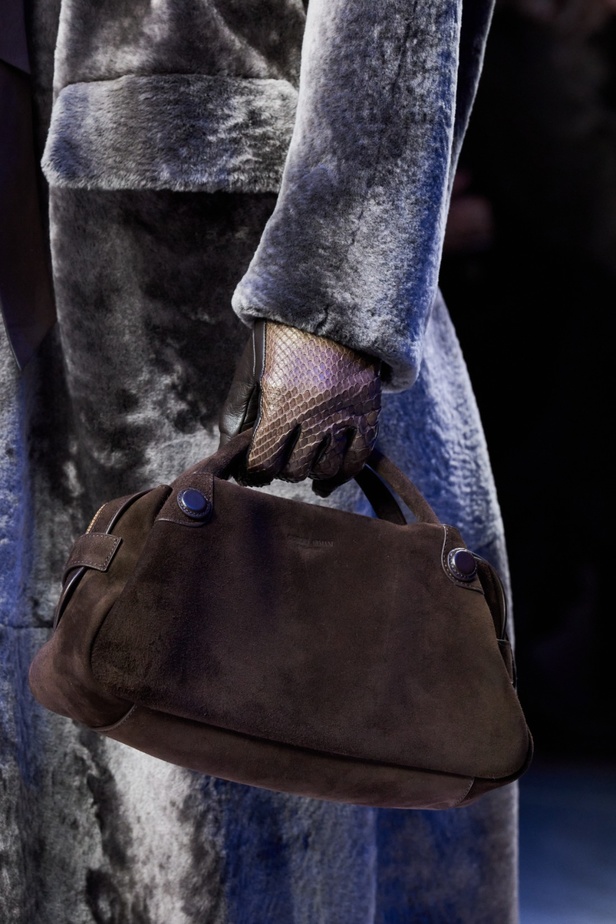 ألوان ترابية محايدة تزيّن تصاميم Giorgio Armani لموسم خريف وشتاء 2024