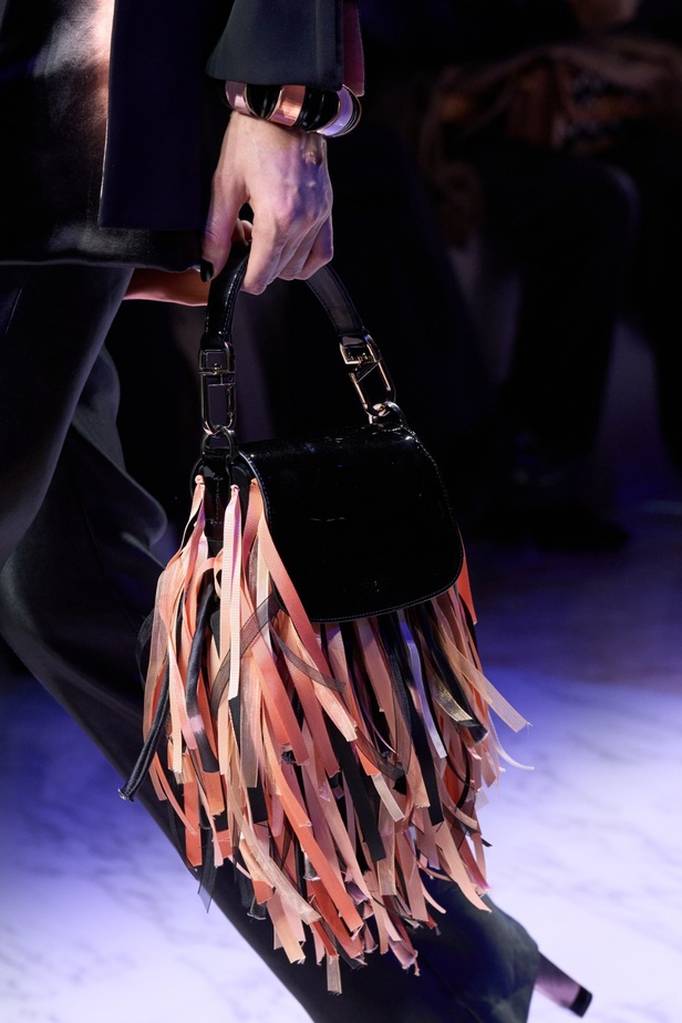 ألوان ترابية محايدة تزيّن تصاميم Giorgio Armani لموسم خريف وشتاء 2024