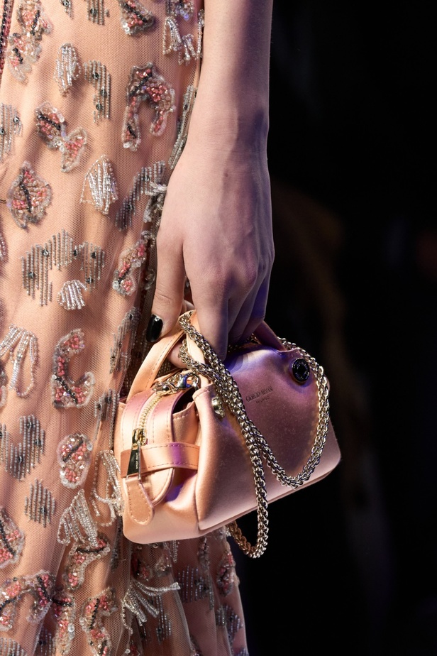 ألوان ترابية محايدة تزيّن تصاميم Giorgio Armani لموسم خريف وشتاء 2024