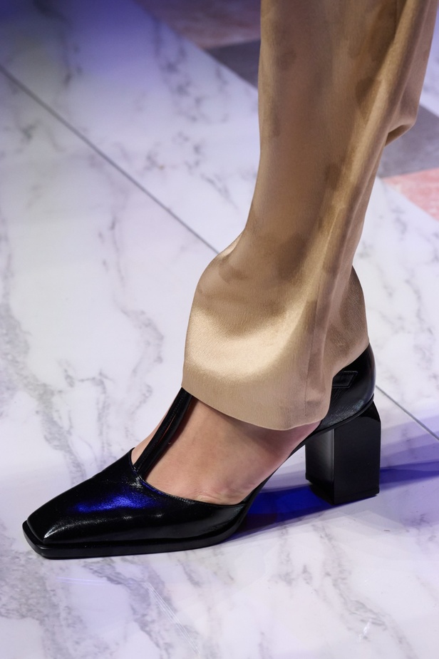 ألوان ترابية محايدة تزيّن تصاميم Giorgio Armani لموسم خريف وشتاء 2024