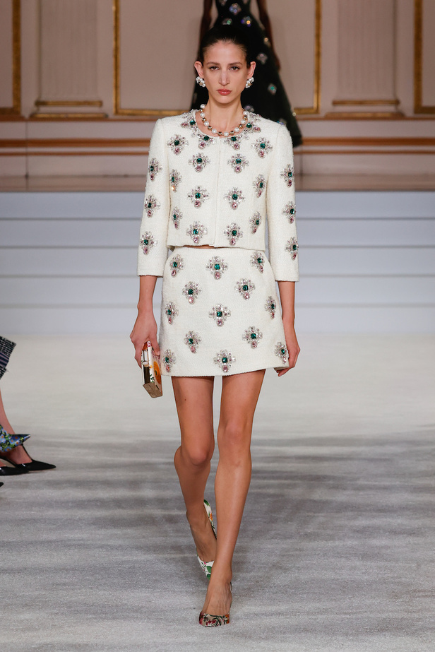 من مجموعة كارولينا هيريرا لموسم خريف وشتاء 2023-2024