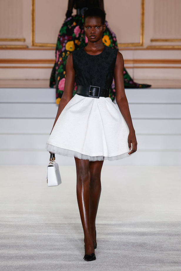 من مجموعة كارولينا هيريرا لموسم خريف وشتاء 2023-2024