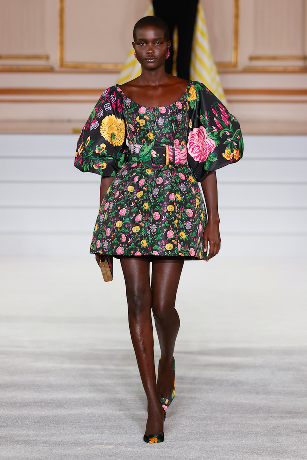 من مجموعة كارولينا هيريرا لموسم خريف وشتاء 2023-2024