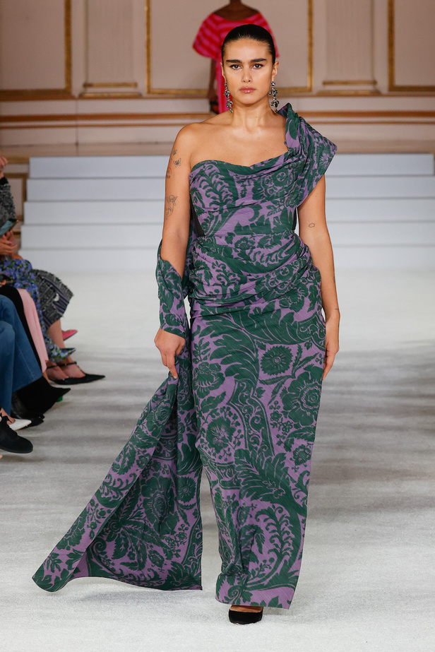 من مجموعة كارولينا هيريرا لموسم خريف وشتاء 2023-2024