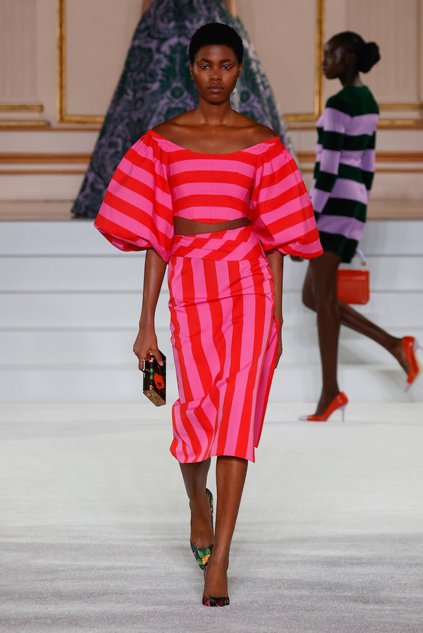 من مجموعة كارولينا هيريرا لموسم خريف وشتاء 2023-2024