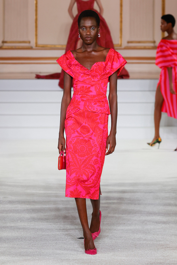 من مجموعة كارولينا هيريرا لموسم خريف وشتاء 2023-2024