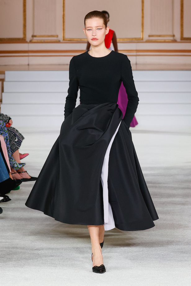 من مجموعة كارولينا هيريرا لموسم خريف وشتاء 2023-2024