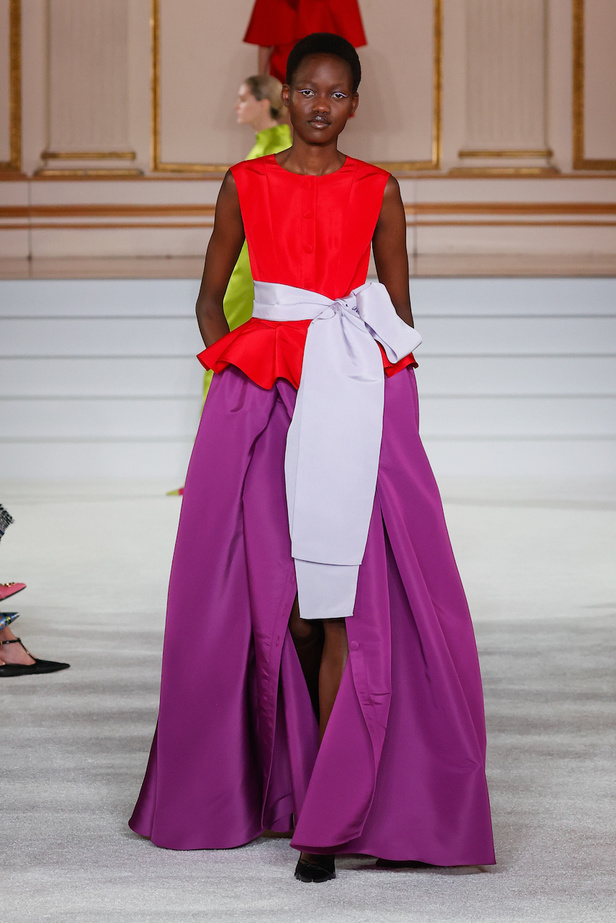 من مجموعة كارولينا هيريرا لموسم خريف وشتاء 2023-2024