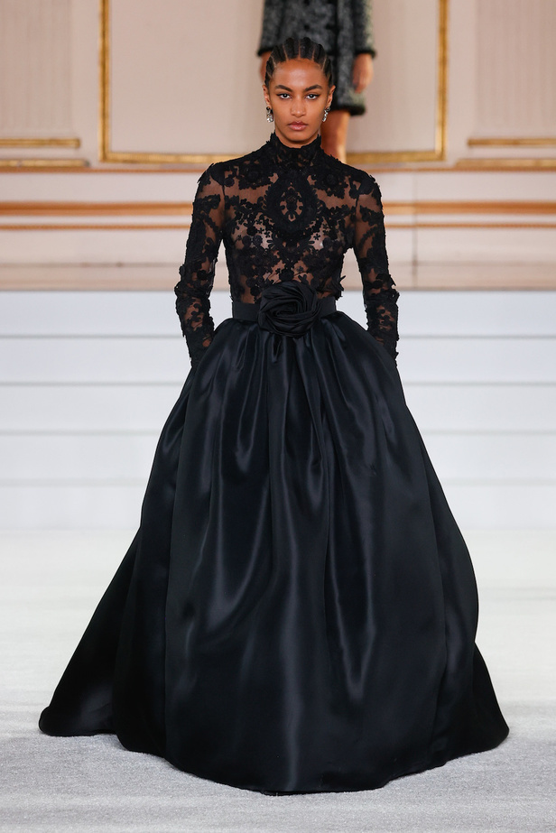 من مجموعة كارولينا هيريرا لموسم خريف وشتاء 2023-2024