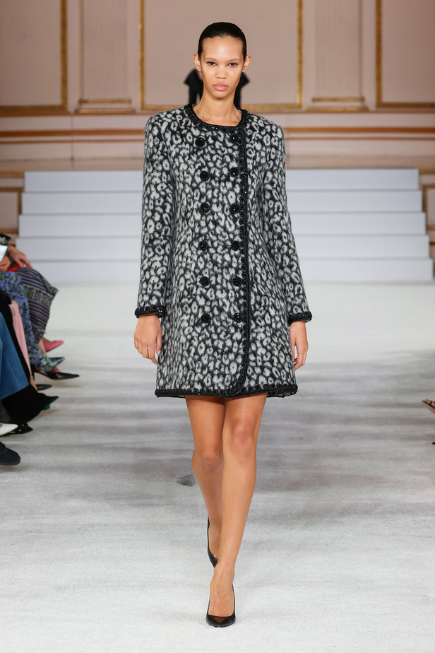 من مجموعة كارولينا هيريرا لموسم خريف وشتاء 2023-2024