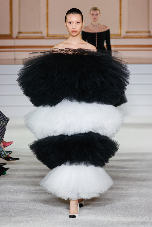 من مجموعة كارولينا هيريرا لموسم خريف وشتاء 2023-2024