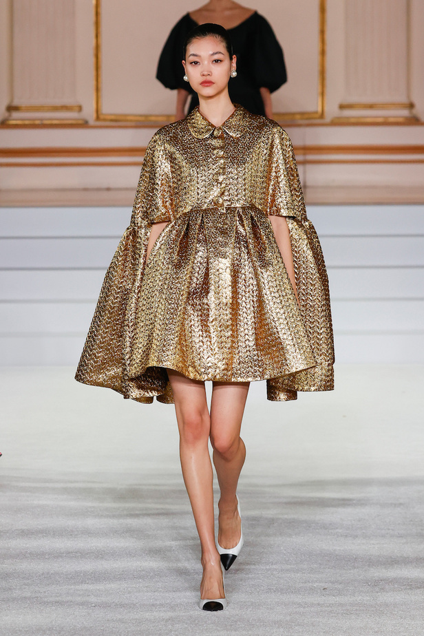 من مجموعة كارولينا هيريرا لموسم خريف وشتاء 2023-2024